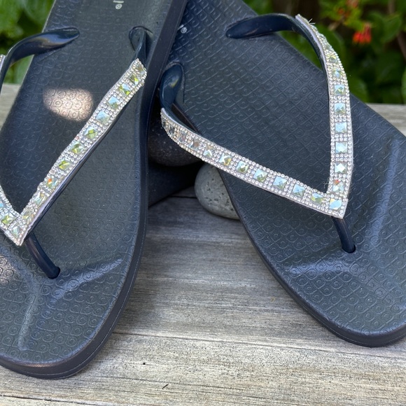 Capelli Thong Sandals, Navy Blue w/ Clear Rhinestones, Women’s Size 11, New - Picture 3 of 11
